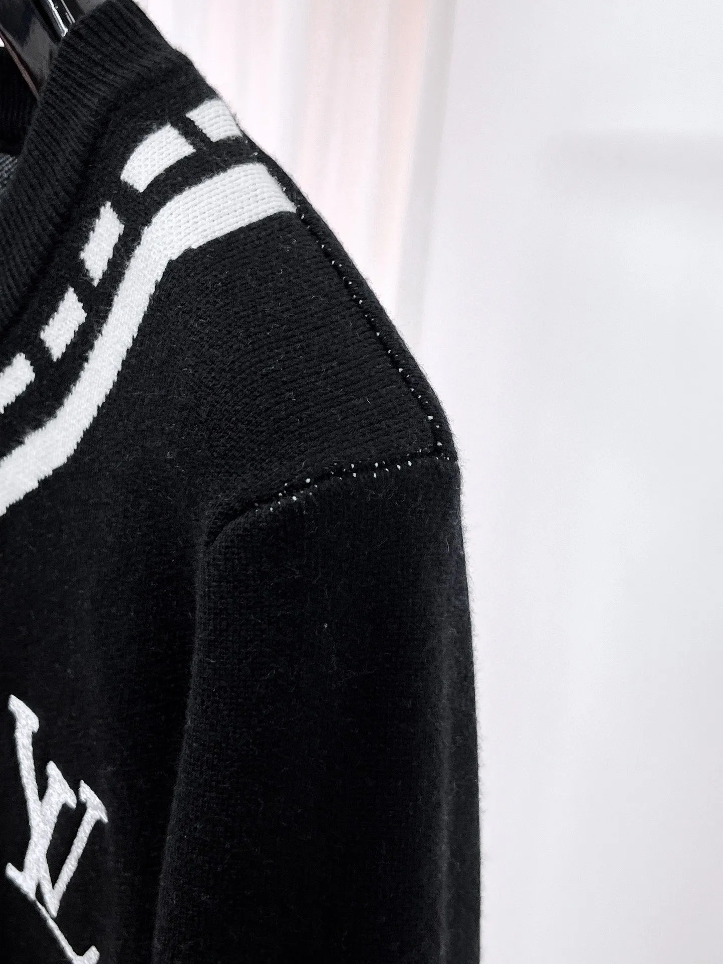 🅿️440 LV 2025ss new wool blended round neck long sleeve sweater cardigan bottoming shirt, high-end version! The custom-made fabrics at the counter are highly breathable and comfortable, with impeccable details and brand element design concepts, reflecting high quality. It feels delicate and soft! It presents a casual cut and the upper body shape is great! 🐉Code size: M-3XL